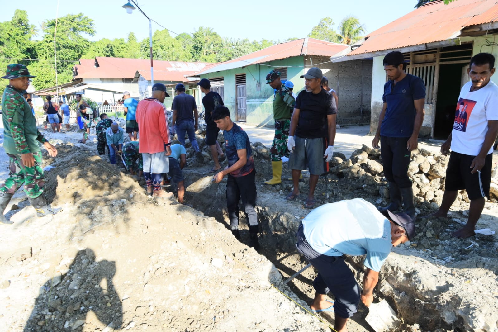 Semangat Kebersamaan Satgas TMMD ke-129 Kodim 1505/Tidore dan Warga Terus Menggelora di Lokasi Pembangunan Drainase      