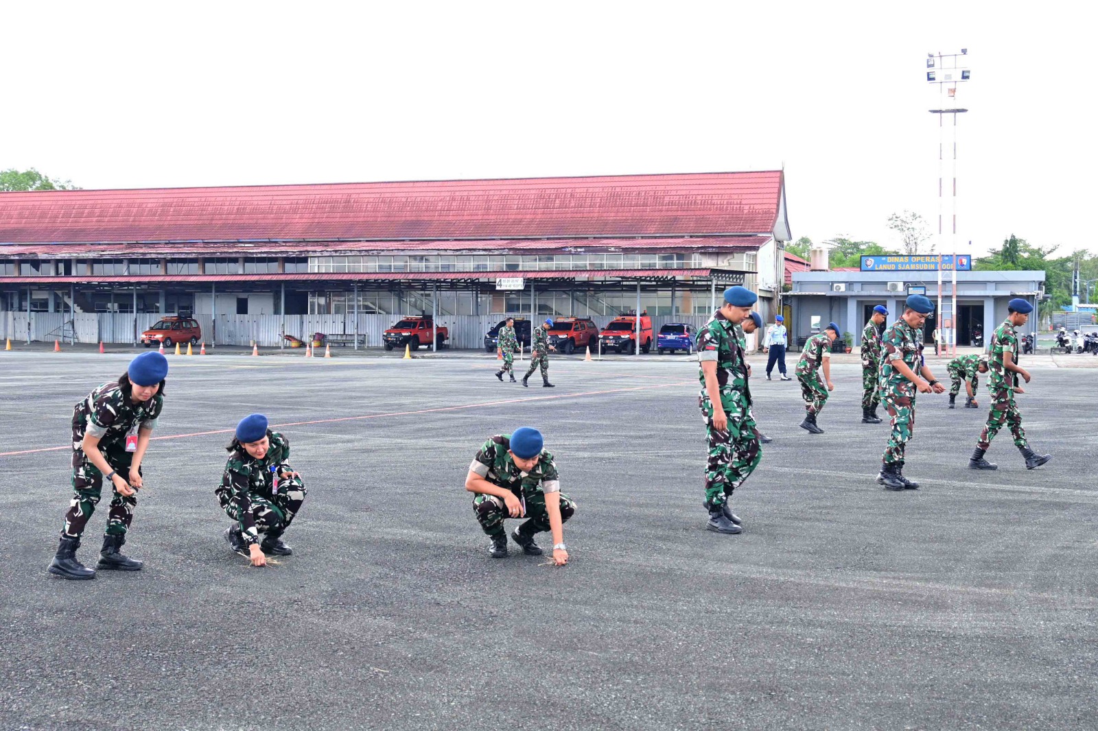 Pastikan Apron Bebas FOD, Personel Lanud Sjamsudin Noor Sisir Benda Asing Jaga Keselamatan Penerbangan Tetap Aman