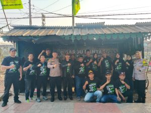 Kapolsek Bekasi Barat Berikan Pelayanan Giat Masyarakat Keberangkatan Massa FBR Menuju Perayaan Milad FBR Ke-25 di Jakarta