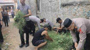 Kapolsek Bekasi Barat Pimpin Kerja Bakti Bersama Warga Kranji Sambut HUT Ke-81 Kemerdekaan RI